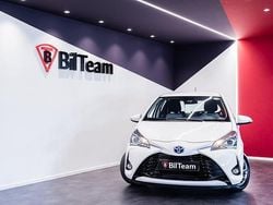 Vit Begagnad 2019 Toyota Yaris Hybrid Active Halvkombi | 119 900 kr (Marknadspris)