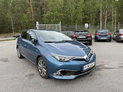 Blå Begagnad 2017 Toyota Auris Hybrid Executive Halvkombi | 169 900 kr (Marknadspris)