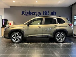 Grön Ny 2025 Subaru Forester SUV | 439 900 kr (Marknadspris)