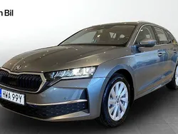 Grå (graphite grey metallic) Ny 2025 Skoda Octavia Selection Kombi | 370 900 kr (Marknadspris)