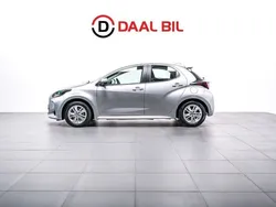 Silver Begagnad 2022 Toyota Yaris Hybrid Active Halvkombi | 179 700 kr (Bra pris)