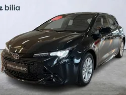 Svart Ny 2024 Toyota Corolla Hybrid Active Halvkombi | 347 500 kr (Dyr)