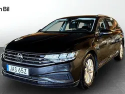 Mörkgrå Begagnad 2023 VW Passat Business Kombi | 319 900 kr (Marknadspris)