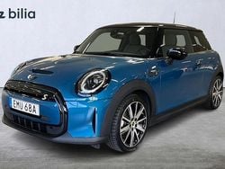 Blå (island blue metallic) Begagnad 2022 Mini Cooper SE Classic Halvkombi | 199 900 kr (Marknadspris)
