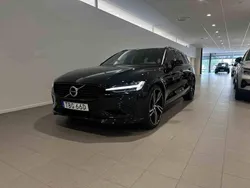 Svart Begagnad 2020 Volvo V60 R-Design Kombi | 359 500 kr (Marknadspris)