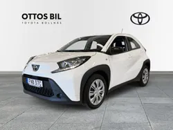Vit Begagnad 2022 Toyota Aygo Play Halvkombi | 174 900 kr (Marknadspris)