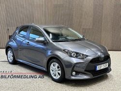 Grå Begagnad 2022 Toyota Yaris Hybrid Active Sedan | 189 000 kr (Marknadspris)