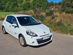 Vit Begagnad 2011 Renault Clio II Halvkombi | 25 000 kr (Marknadspris)