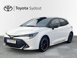 Vit Begagnad 2022 Toyota Corolla Hybrid Sport Halvkombi | 254 900 kr (Marknadspris)
