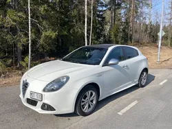 Vit Begagnad 2012 Alfa Romeo Giulietta Distinctive Halvkombi | 78 000 kr (Marknadspris)
