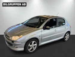 Ljusgrå (grå) Begagnad 2005 Peugeot 206 Halvkombi | 14 900 kr (Marknadspris)
