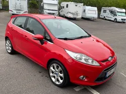 Röd Begagnad 2010 Ford Fiesta Titanium Halvkombi | 39 900 kr (Marknadspris)