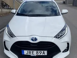 Vit Begagnad 2021 Toyota Yaris Hybrid Active Halvkombi | 210 000 kr (Marknadspris)