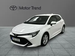 Vit Begagnad 2019 Toyota Corolla Hybrid Active Halvkombi | 194 900 kr (Marknadspris)