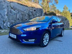 Blå Begagnad 2016 Ford Focus Titanium Kombi | 109 900 kr (Marknadspris)