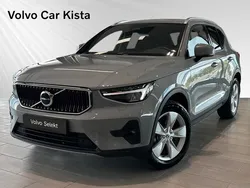 Grå Begagnad 2023 Volvo XC40 Core SUV | 349 900 kr (Marknadspris)