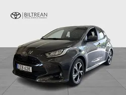 Mörkgrå (grå) Ny 2024 Toyota Yaris Hybrid Active Halvkombi | 269 000 kr (Marknadspris)