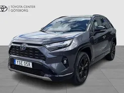 Grå Begagnad 2023 Toyota RAV4 Hybrid Style SUV | 439 900 kr (Marknadspris)