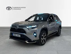 Grå (silvermetallic/svart tak) Begagnad 2023 Toyota RAV4 Hybrid Premium SUV | 519 900 kr (Lite dyr)