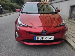 Röd Begagnad 2017 Toyota Prius Active Halvkombi | 176 000 kr (Marknadspris)
