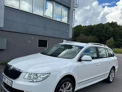 Vit Begagnad 2012 Skoda Superb Ambition Kombi | 59 000 kr (Marknadspris)