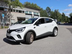 Vit Begagnad 2023 Renault Captur SUV | 126 000 kr