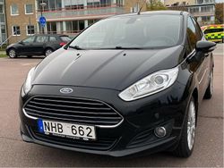 Svart Begagnad 2013 Ford Fiesta Titanium Halvkombi | 69 000 kr (Marknadspris)