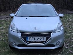 Grå Begagnad 2014 Peugeot 208 Halvkombi | 39 900 kr (Bra pris)