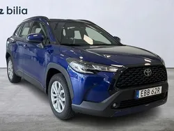 Mörkblå Begagnad 2024 Toyota Corolla Cross Active SUV | 379 900 kr (Marknadspris)
