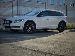 Vit Begagnad 2016 Volvo V60 CC Momentum Kombi | 152 000 kr (Marknadspris)