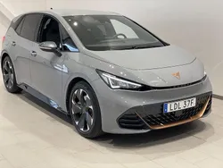 Ljusgrå (vapor grey) Begagnad 2024 Cupra Born e-Boost Halvkombi | 309 900 kr (Marknadspris)