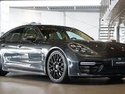 Grå Begagnad 2023 Porsche Panamera 4 Platinum Edition Sedan | 995 000 kr (Marknadspris)