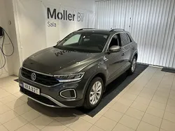 Grå (indium grey metallic) Ny 2025 VW T-Roc Life SUV | 299 900 kr (Superpris)
