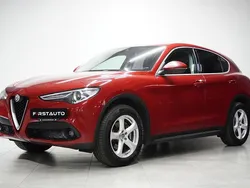 Röd Begagnad 2017 Alfa Romeo Stelvio Super SUV | 179 900 kr (Lite dyr)