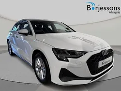 Vit Ny 2025 Audi A3 Sportback Halvkombi | 355 700 kr (Marknadspris)