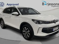 Vit Begagnad 2024 VW Tiguan Life SUV | 349 000 kr (Marknadspris)