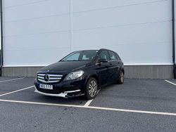 Svart Begagnad 2014 Mercedes B200 Style Minibuss | 20 000 kr