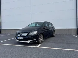 Svart Begagnad 2014 Mercedes B200 Style Minibuss | 20 000 kr