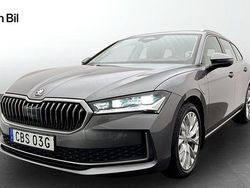 Grå (graphite grey metallic) Begagnad 2024 Skoda Superb Selection Kombi | 444 900 kr (Dyr)