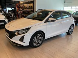 Vit Ny 2024 Hyundai i20 Essential Halvkombi | 226 500 kr (Marknadspris)