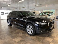 Svart Begagnad 2021 Volvo V60 CC Momentum Kombi | 269 000 kr (Marknadspris)
