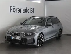 Grå (skyscraper grå metallic) Ny 2025 BMW 330e M Sport Kombi | 654 200 kr (Marknadspris)