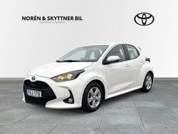 Vit Begagnad 2022 Toyota Yaris Hybrid Active Halvkombi | 219 000 kr (Marknadspris)