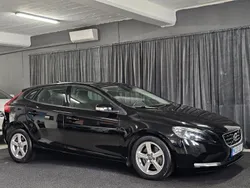 Svart Begagnad 2015 Volvo V40 Kombi | 149 900 kr (Marknadspris)