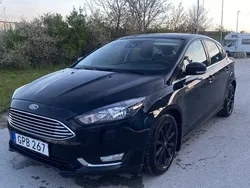 Svart Begagnad 2015 Ford Focus Titanium Halvkombi | 89 000 kr (Marknadspris)