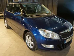 Mörkblå Begagnad 2013 Skoda Fabia Elegance Halvkombi | 64 798 kr (Lite dyr)