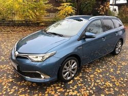 Blå (blå metallic) Begagnad 2017 Toyota Auris Touring Sports Executive Kombi | 189 898 kr (Marknadspris)