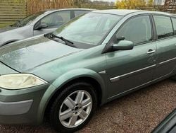 Grön Begagnad 2005 Renault Mégane II Halvkombi | 14 000 kr (Marknadspris)