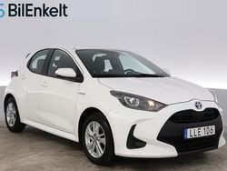Vit Begagnad 2021 Toyota Yaris Hybrid Active Halvkombi | 184 800 kr (Marknadspris)