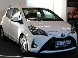 Vit Begagnad 2018 Toyota Yaris Hybrid Active Halvkombi | 124 900 kr (Marknadspris)